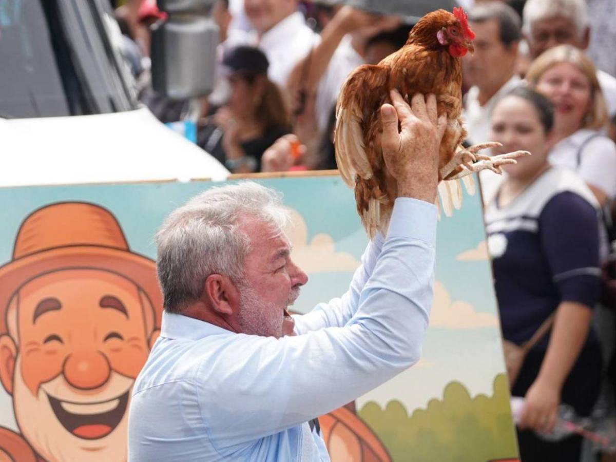 Entre bailes y un pollo en manos: Roberto Contreras se suma a los desfiles patrios en SPS