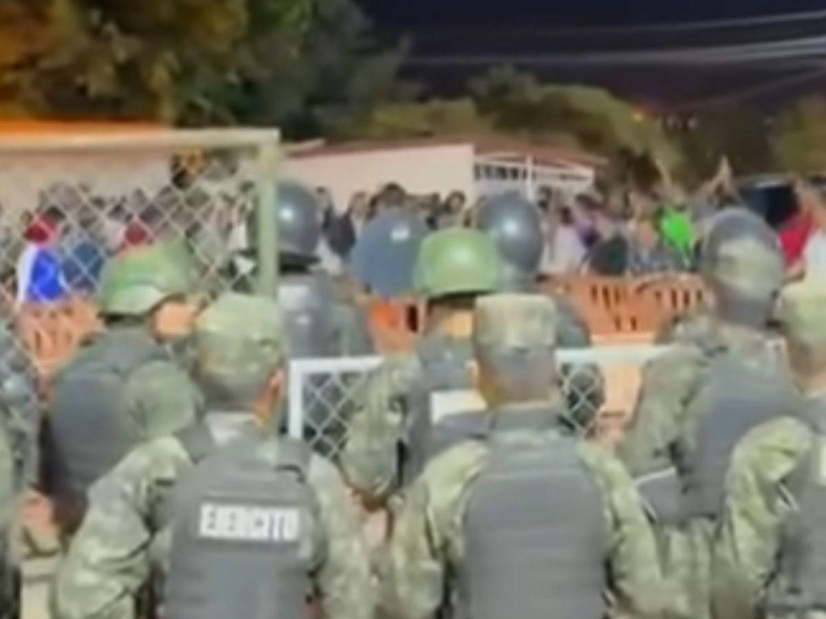 Voto por voto: tensión en las afueras del CLE en el Infop por retraso en recuento electoral