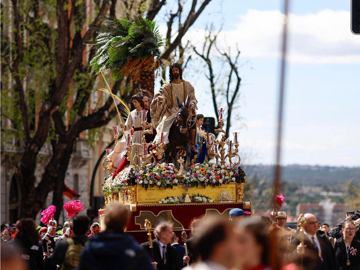 Fieles de todo el mundo celebran el Domingo de Ramos con palmas e imágenes religiosas