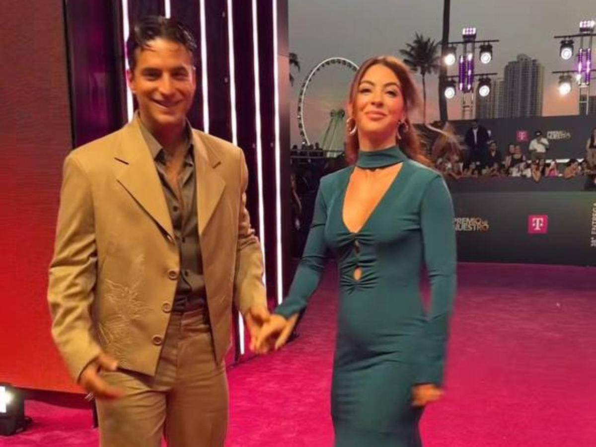 Maluma y su novia derrochan amor en la alfombra de Premio Lo Nuestro 2026