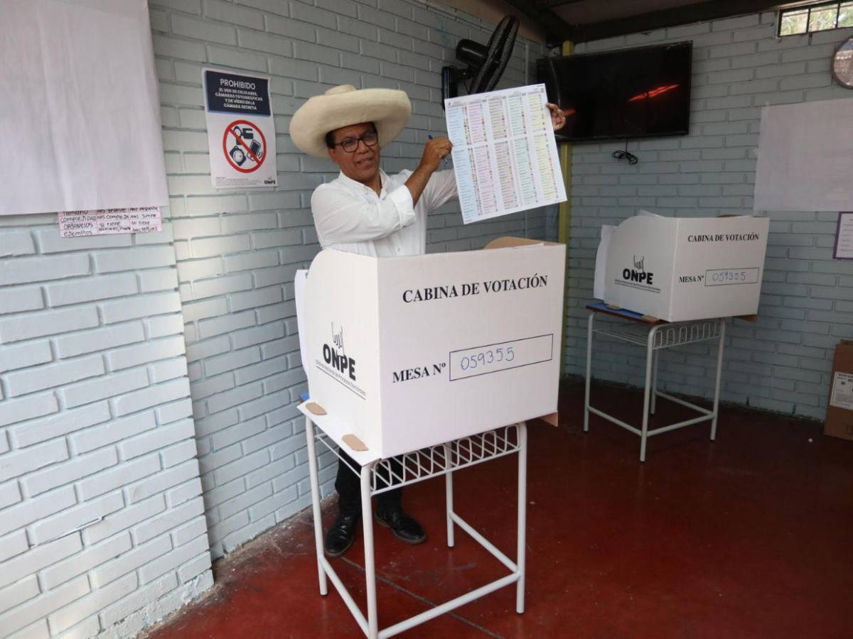 Retrasos, falta de material y ciudadanos sin sufragar: Perú extiende votaciones hasta el lunes