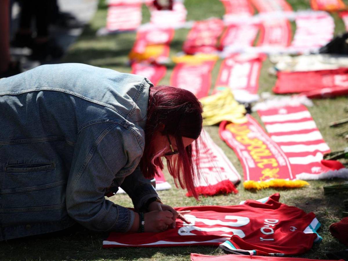You´ll Never Walk Alone: Seguidores del Liverpool rinden homenaje a Diogo Jota