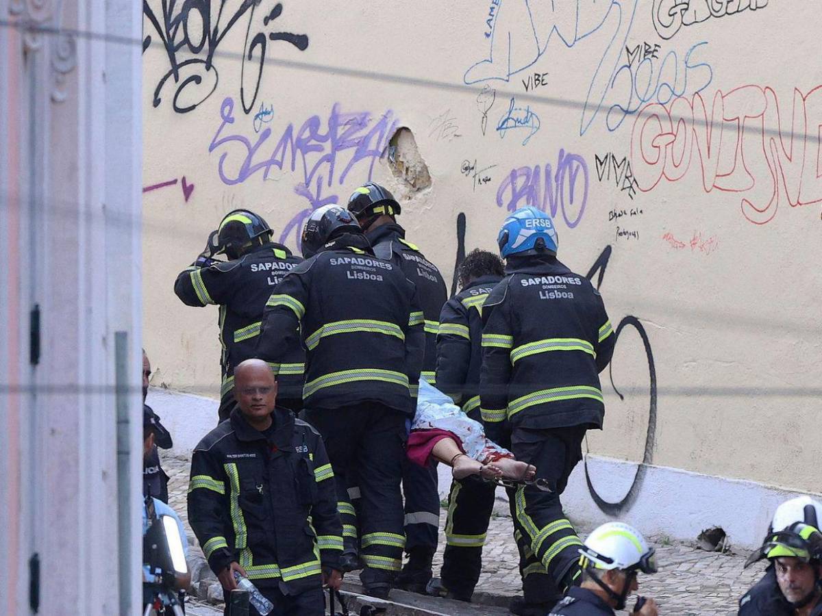 Mueren 16 personas tras fatal accidente de un ferrocarril en Portugal