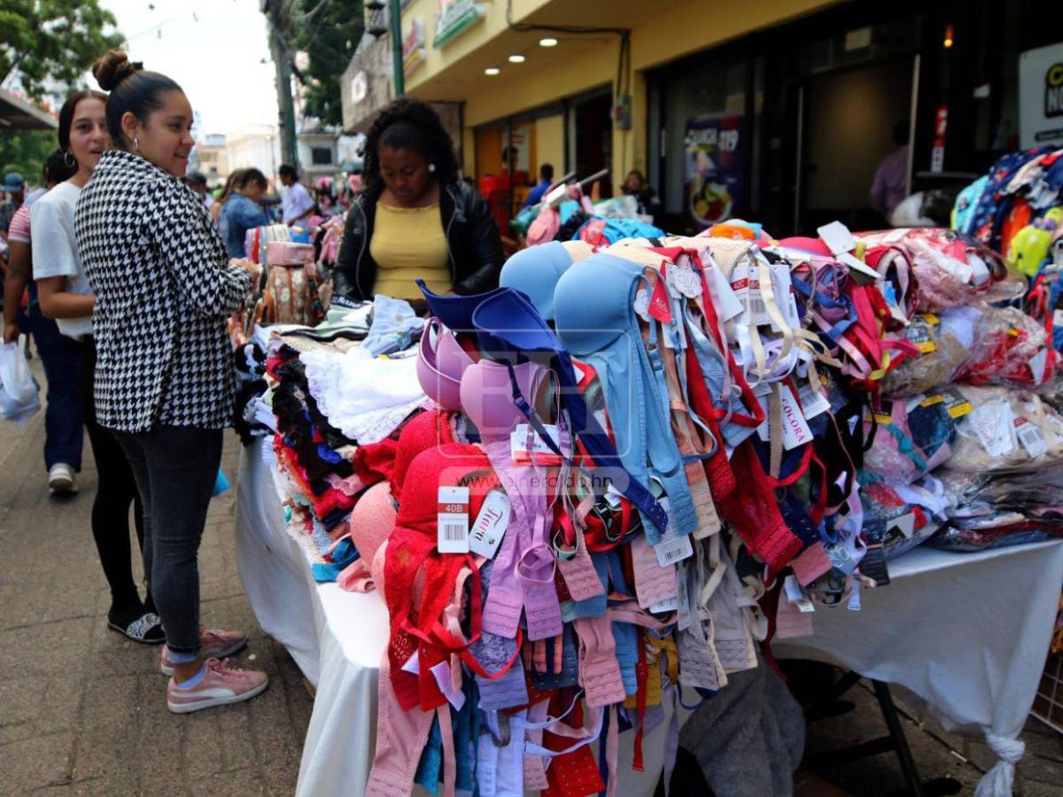 Paseo Liquidámbar: lleno de comerciantes y compradores en esta temporada navideña
