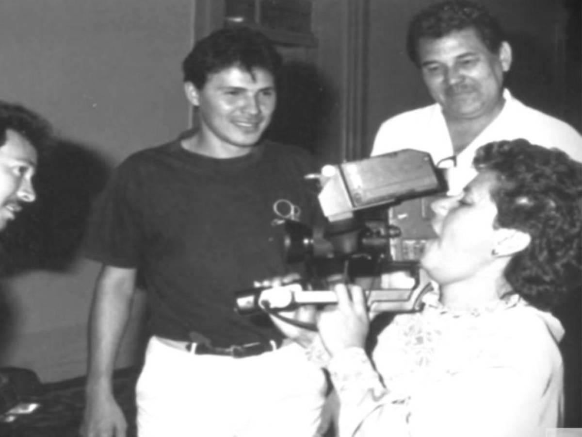 Dolores Valenzuela en el ejercicio del periodismo en sus primeros años.