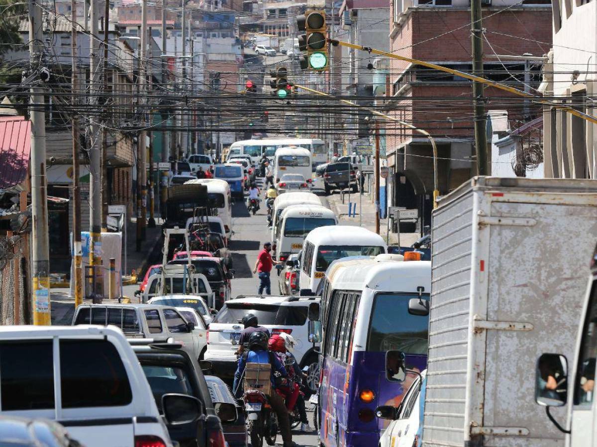 Aunque la Alcaldía tenga planes de alivio vehicular, en esta ciudad siempre impera el caos y las eternas filas de carros.