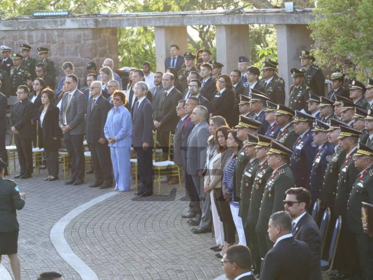 Las imágenes que dejó la ceremonia de izado de la Bandera Nacional en el Juana Laínez