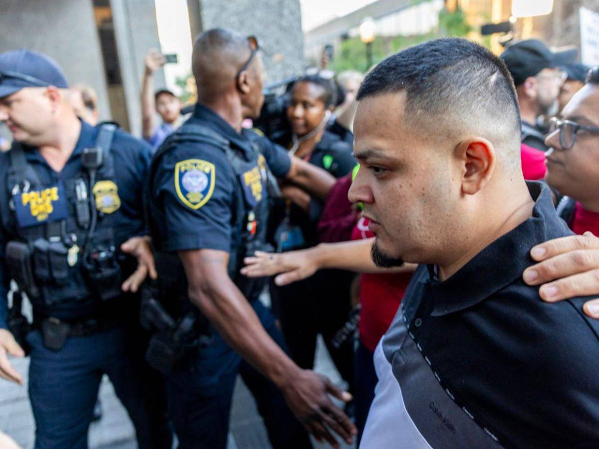 Protestan ante corte donde Kilmar Ábrego fue detenido tras audiencia