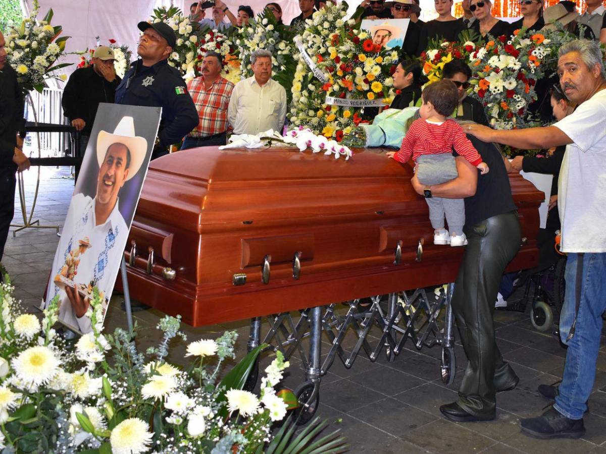 Claman justicia por asesinato de alcalde en México y exigen renuncia de Claudia Sheinbaum