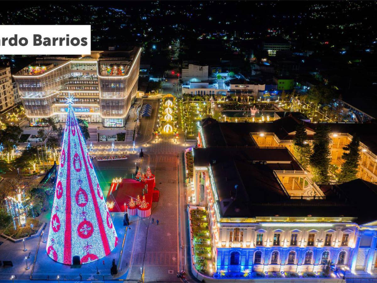 El Salvador enciende su Villa Navideña con el árbol más grande de la región