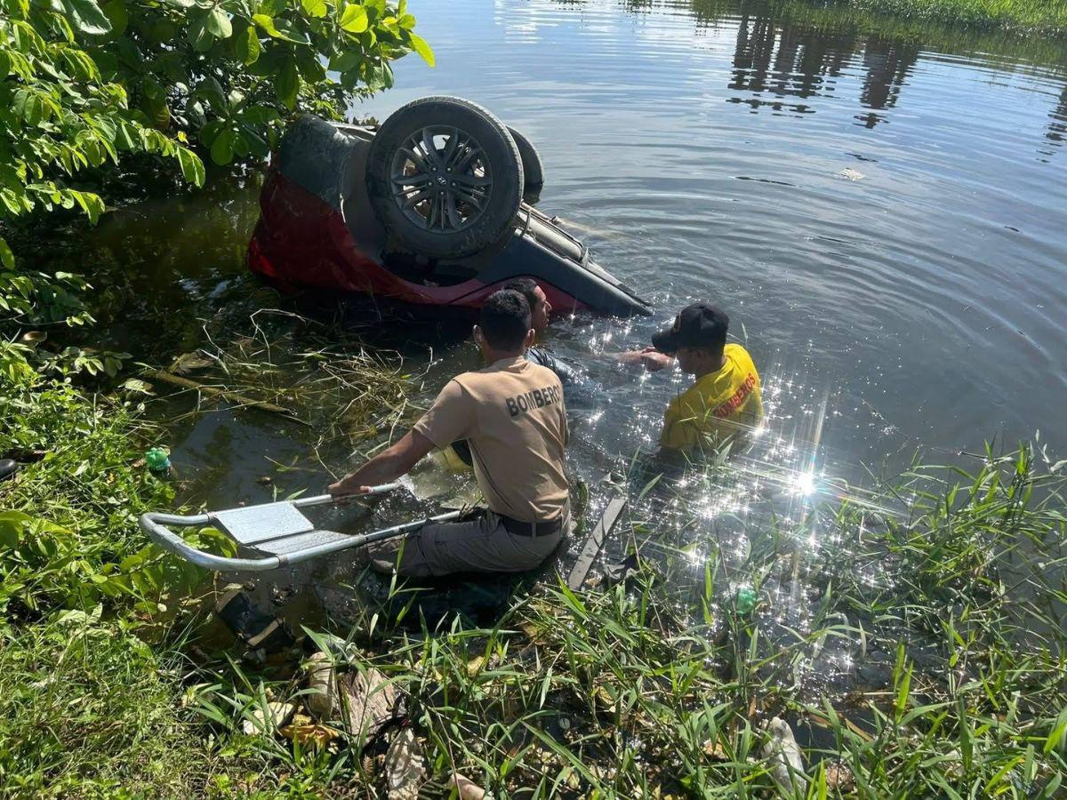 José Torres murió atrapado en su carro que cayó a un crique: momento en que sacan su cuerpo