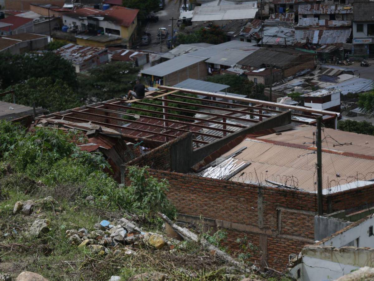 Con miedo y sin dormir:  Familias de la Guillén temen nuevos derrumbes en la zona cero