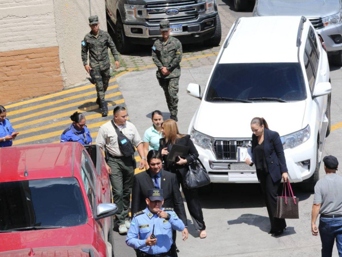 Con resguardo, llegan a declarar Cossette López y Ana Paola Hall al Congreso ante la comisión Con resguardo, llegan a declarar Cossette López y Ana Paola Hall al Congreso ante la comisión