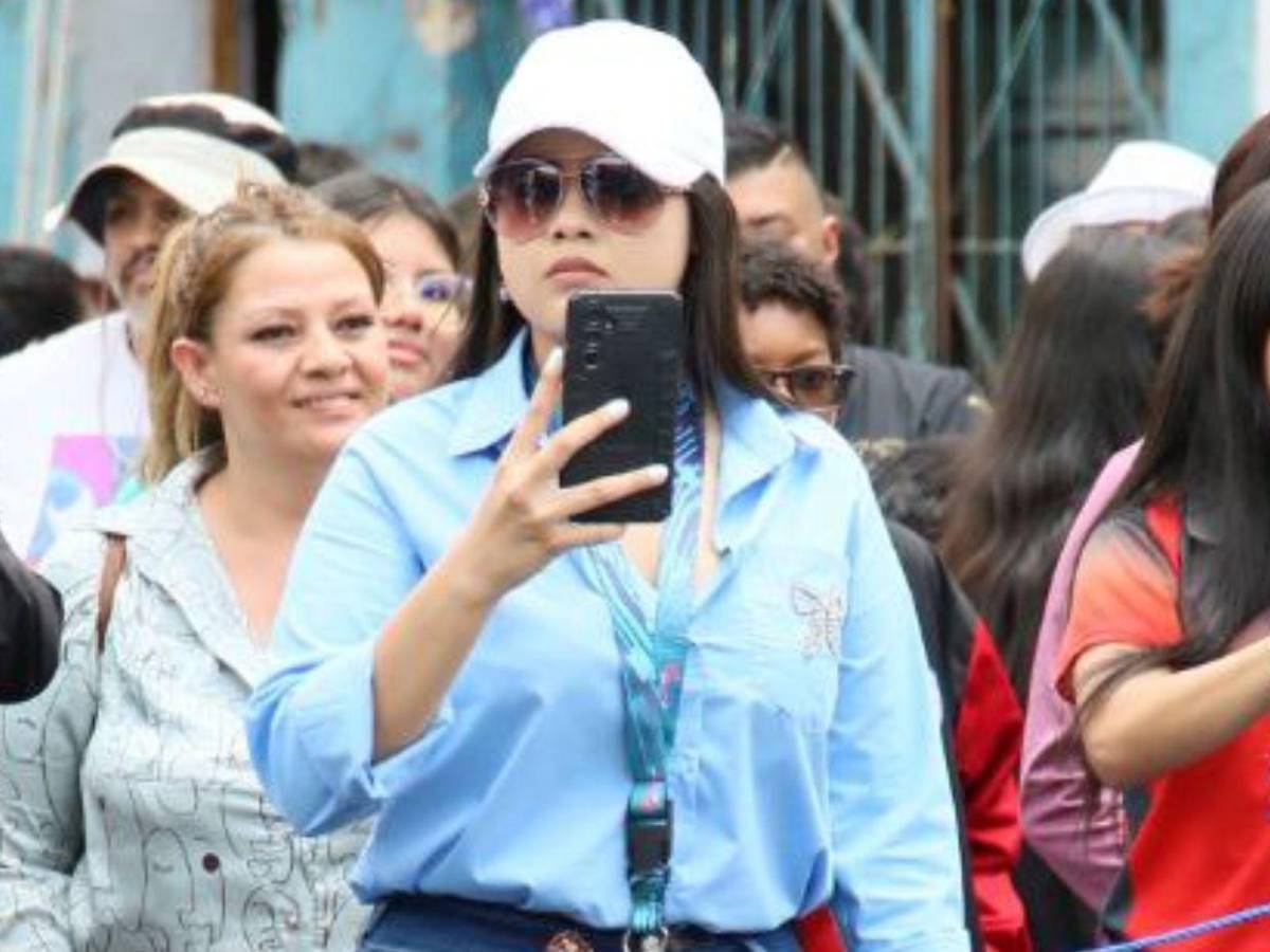 Maestras del Cybernet se robaron las miradas en los desfiles de independencia patria