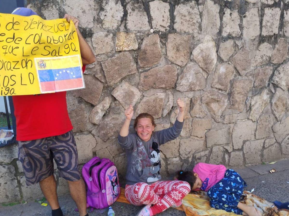 Migrantes venezolanos en Tegucigalpa celebran la captura de Nicolás Maduro