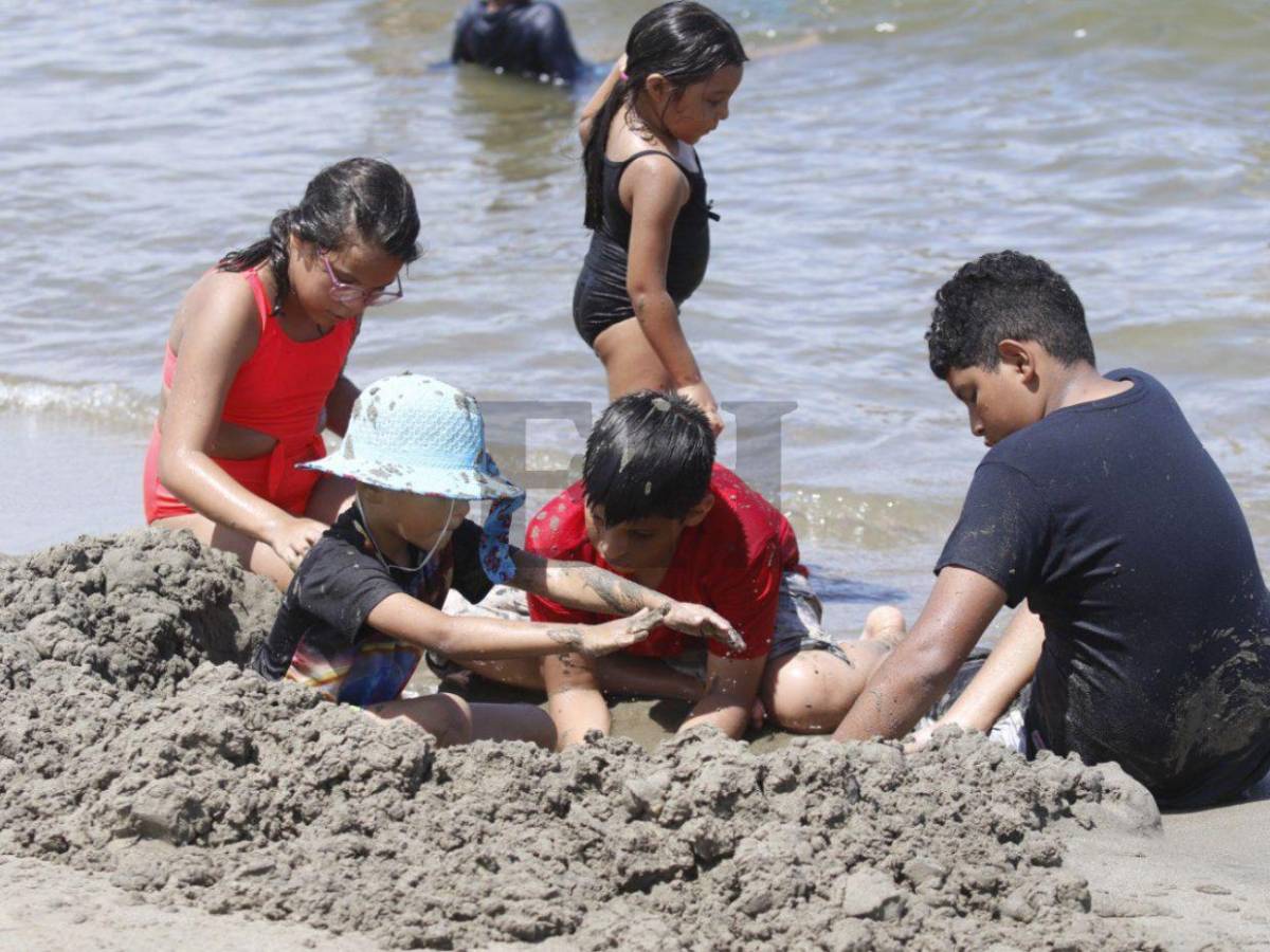 Playa, diversión y bellas turistas: así se disfruta la Semana Morazánica en Honduras