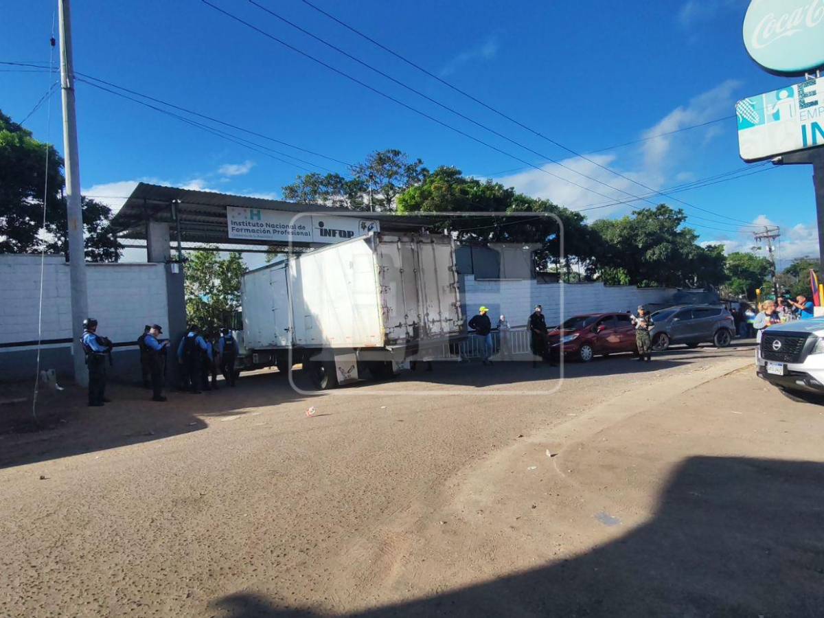 Bajo resguardo militar retornan camiones con material electoral a las bodegas del Infop