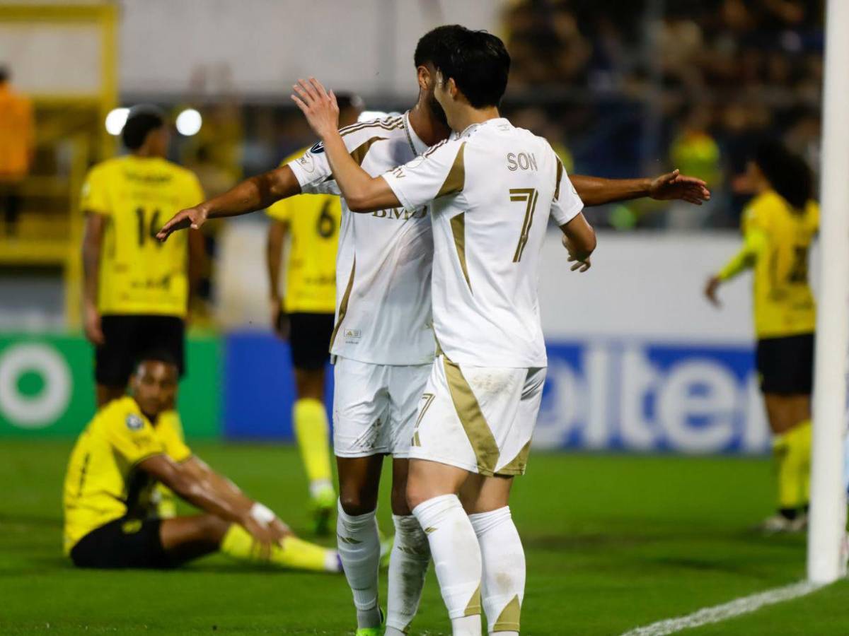 Caras tristes y desconsuelo en los jugadores de Real España en la goleada ante LAFC