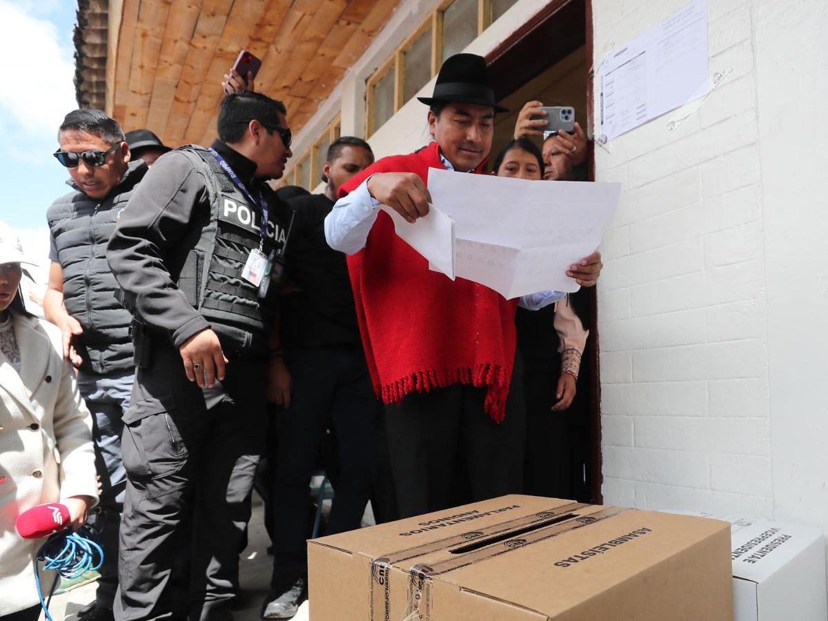 Elecciones en Ecuador: Noboa vota sin dar declaraciones y González denuncia “irregularidades”