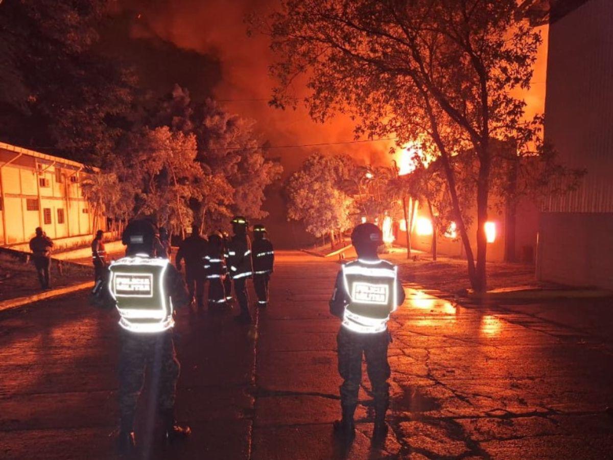 Así fue el voraz incendio que arrasó con una maquila en Cofradía, Cortés