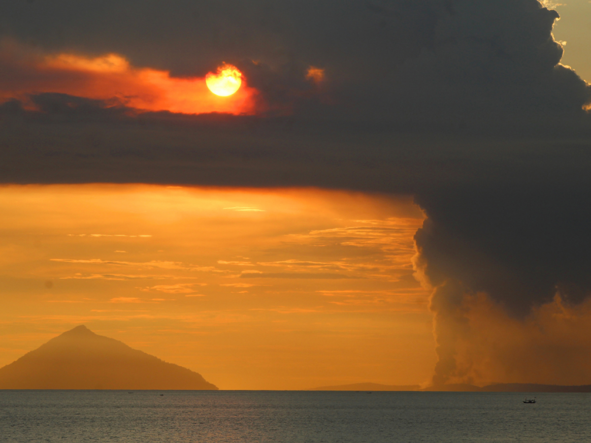 Indonesia eleva el nivel de alerta de volcán formado por restos del Krakatoa