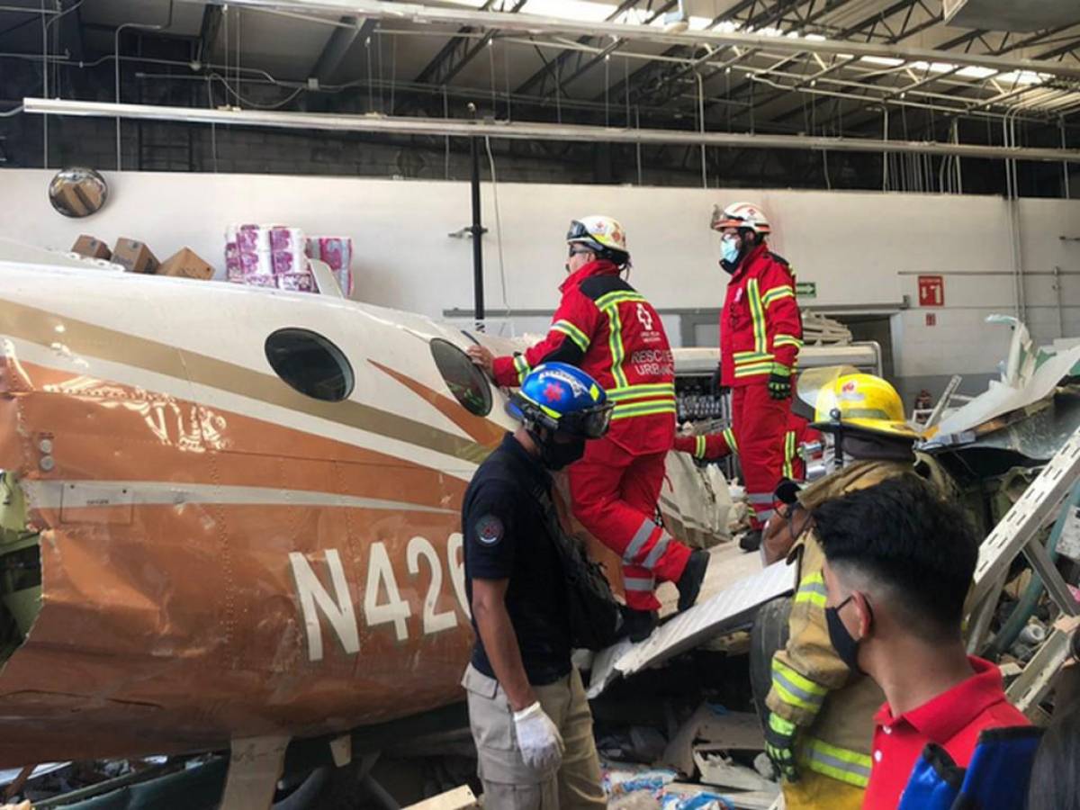 Tres muertos al desplomarse avioneta sobre un supermercado en México