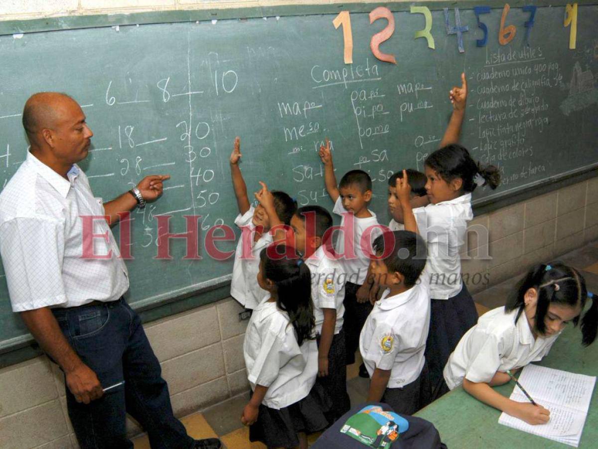 En septiembre llegan los primeros dos maestros cubanos a Honduras