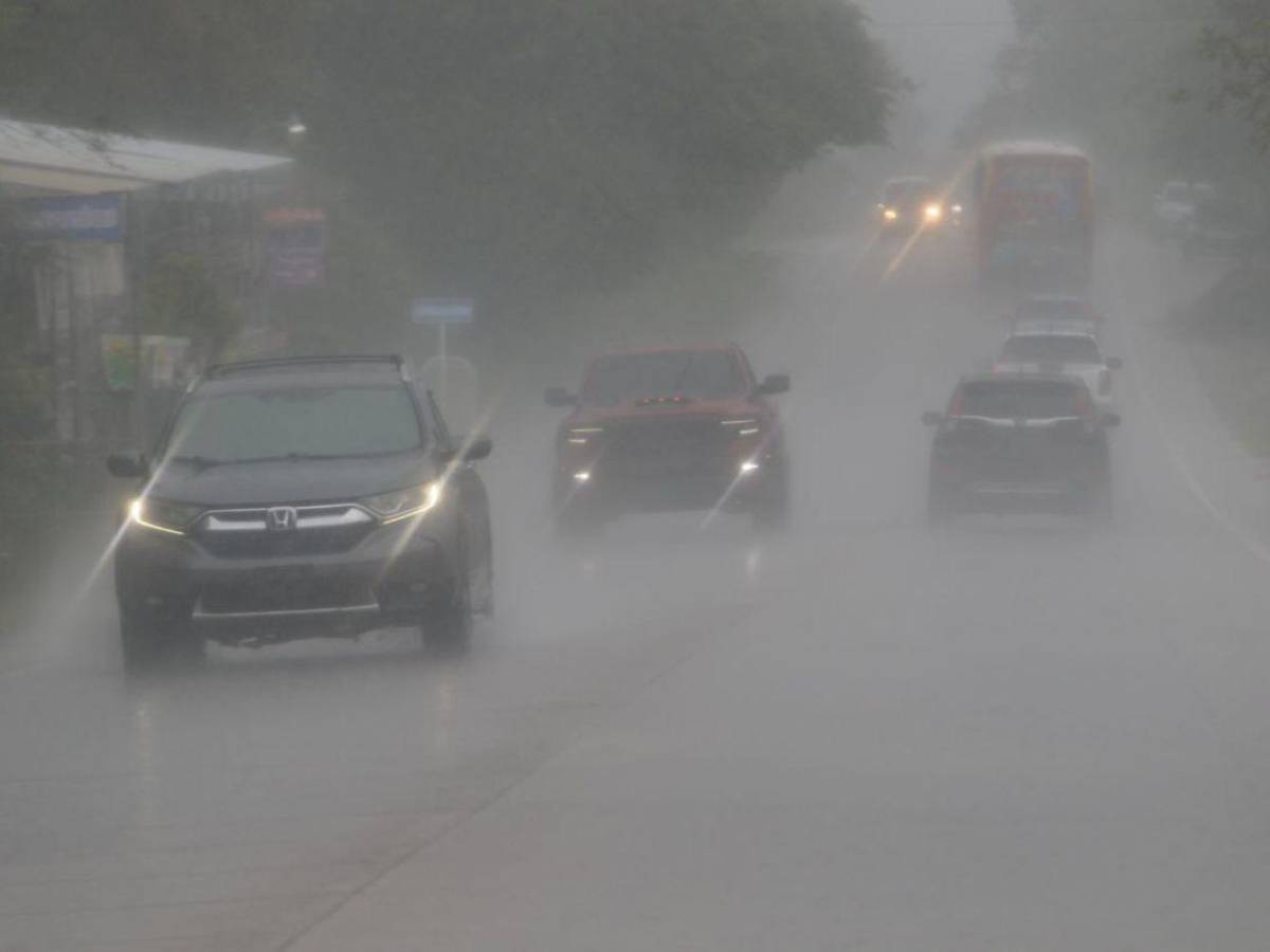 En larga caravana y bajo lluvia: así retornan capitalinos por carretera al sur