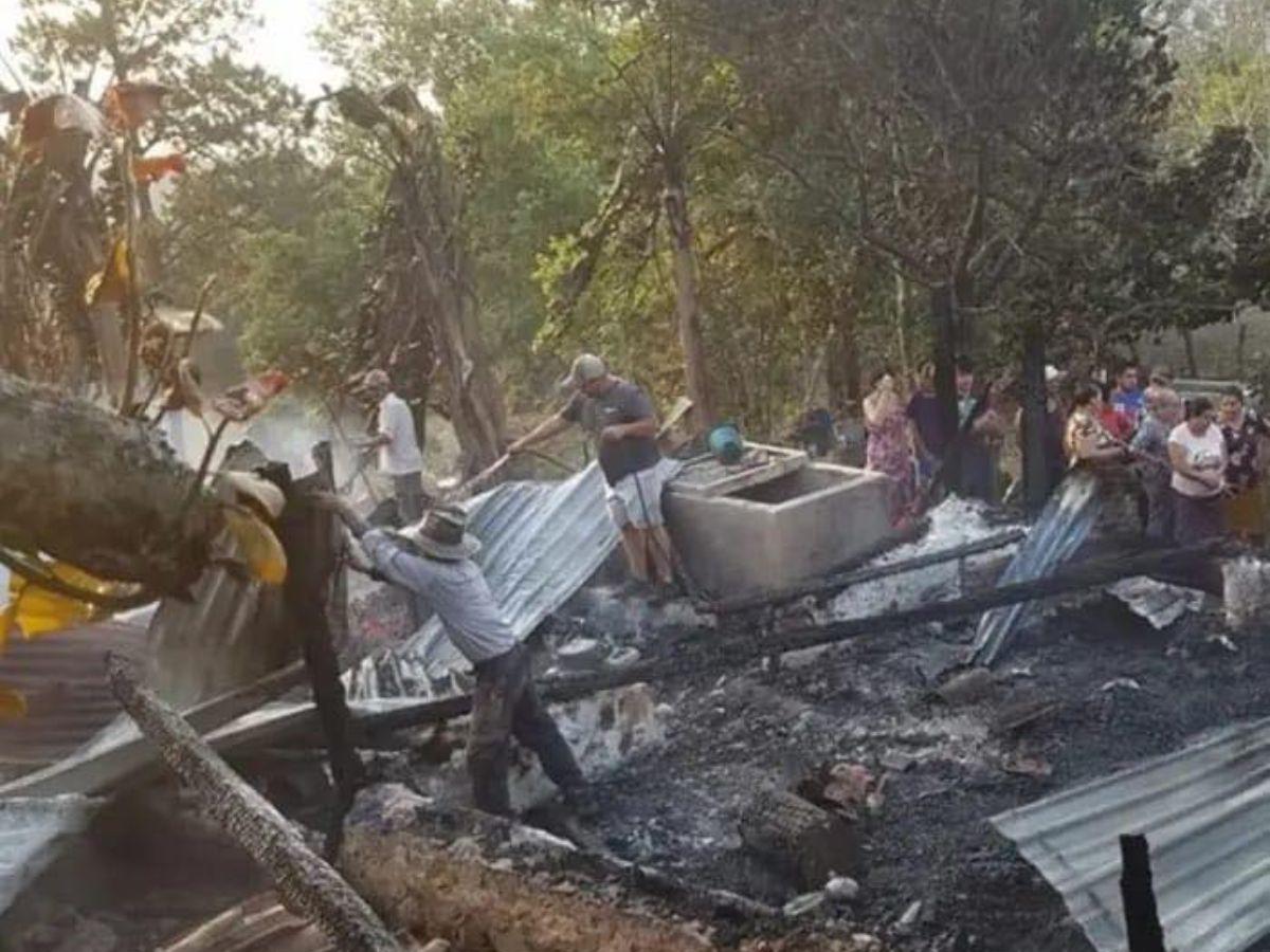 Estaban cubiertas con una cobija: momento en que encontraron a abuela y nieta carbonizadas en Copán