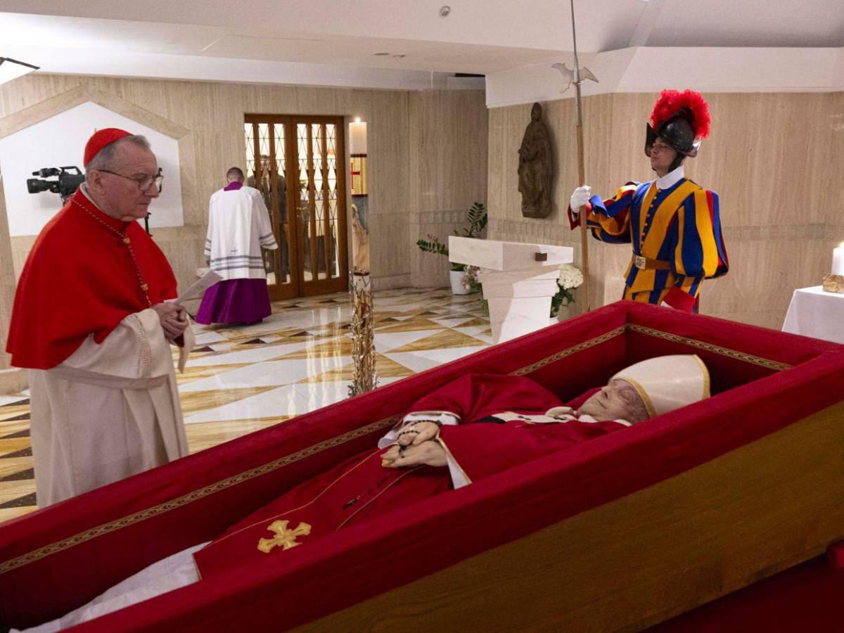 Con su rosario en mano: Las primeras imágenes del papa Francisco en su ataúd Con su rosario en mano: Las primeras imágenes del papa Francisco en su ataúd