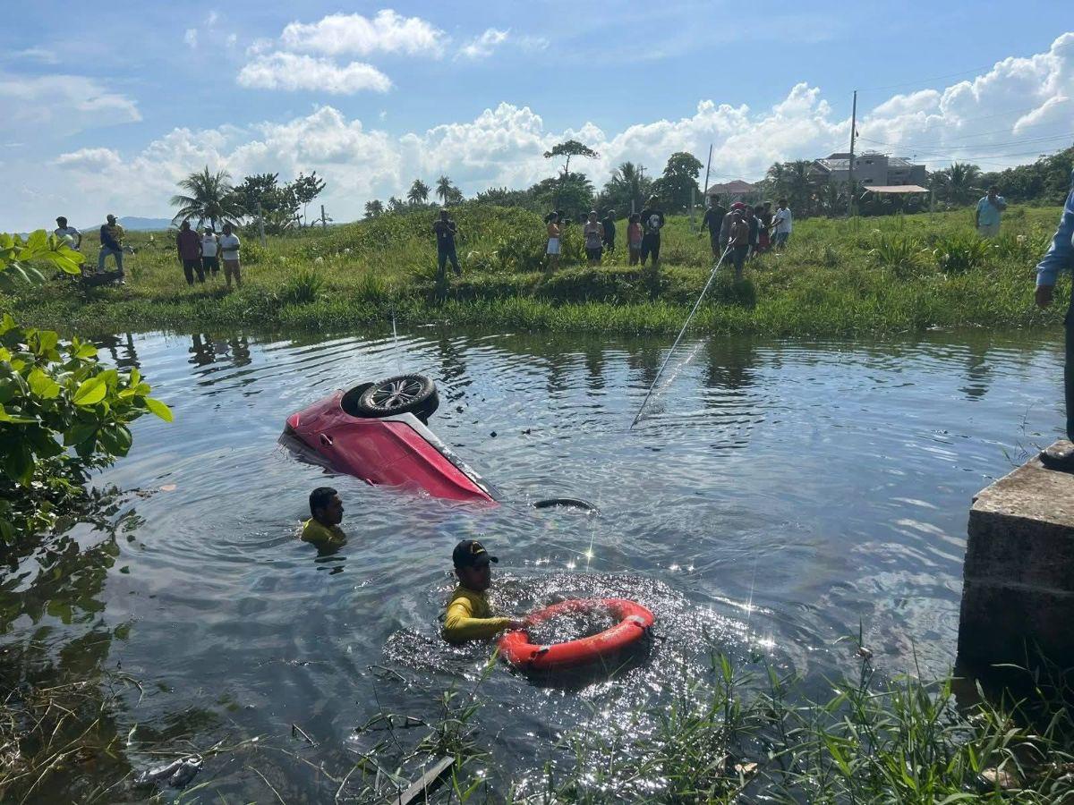 José Torres murió atrapado en su carro que cayó a un crique: momento en que sacan su cuerpo