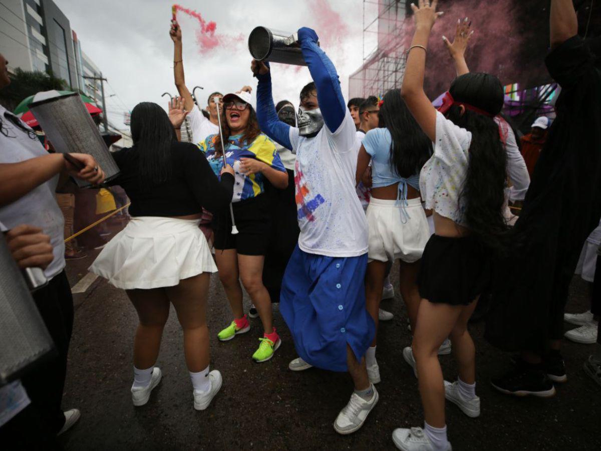 ¡Ni la lluvia los detuvo! Capitalinos disfrutan del carnaval de Tegucigalpa
