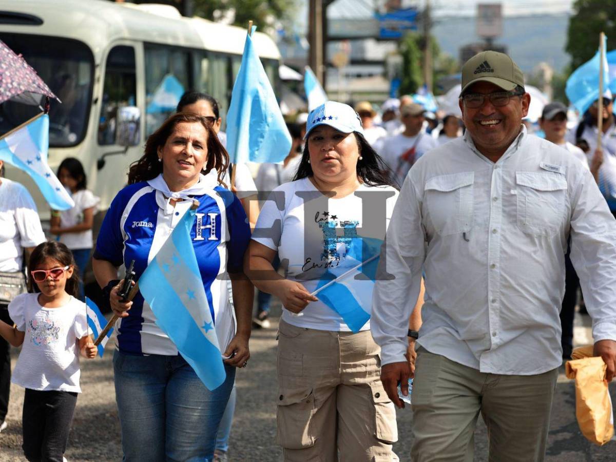 Multitud llena de fe: Las mejores imágenes de la caminata de las iglesias