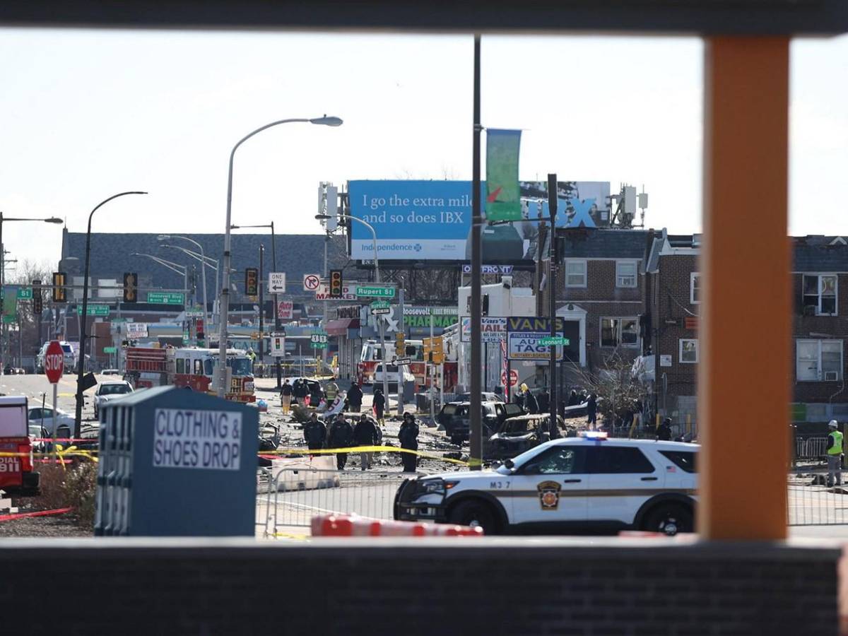 Tragedia aérea en Filadelfia: Seis mexicanos muertos, viviendas y carros destruidos