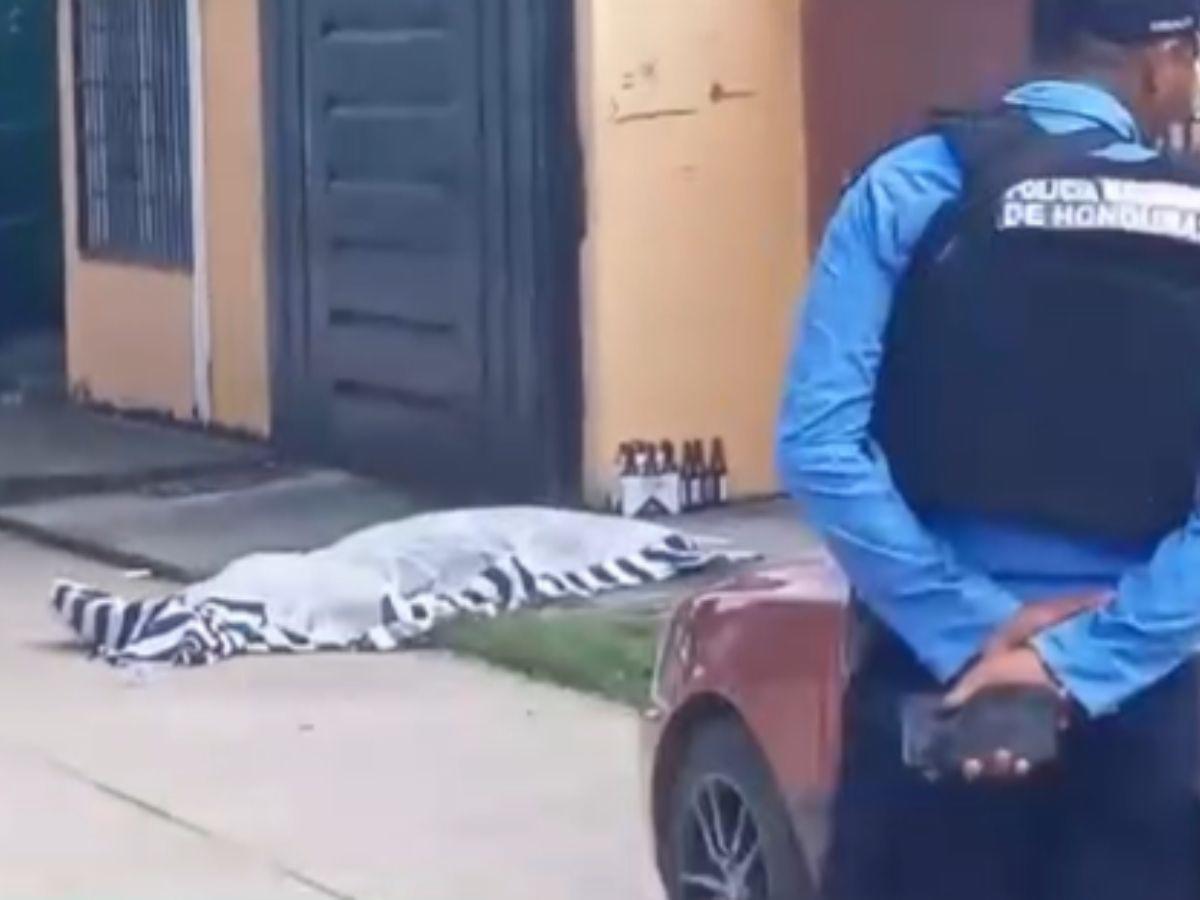 Un policía resguarda la escena del crimen en la colonia Iberia, Choluteca.