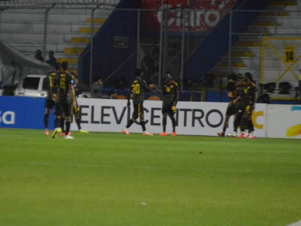 Linda esposa de futbolista captada, héroe de Honduras y charla secreta ante Jamaica en Concacaf