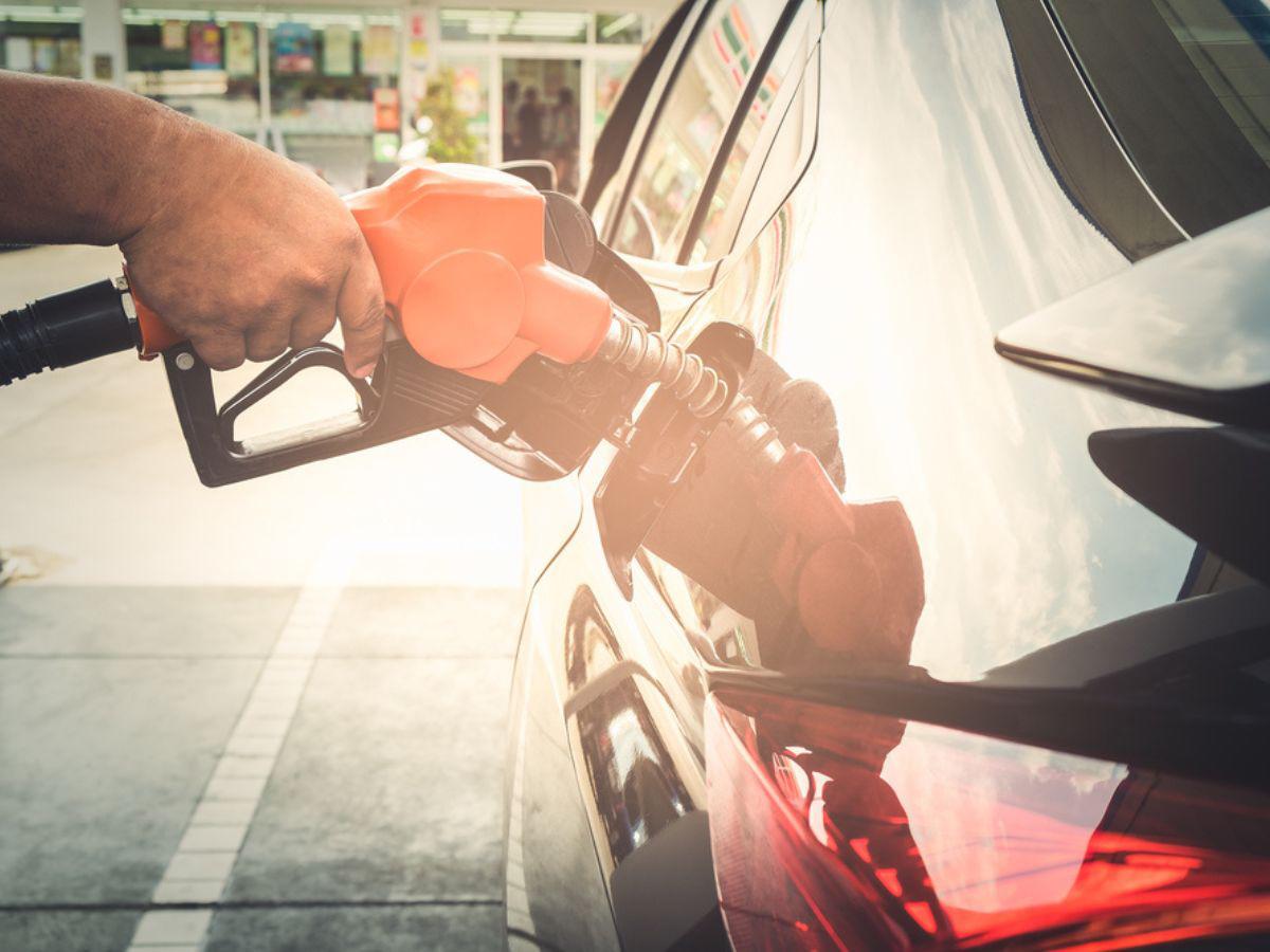 La calidad del combustible que vierta en su carro hace parte del nivel de contaminación de los residuos que expulsa.