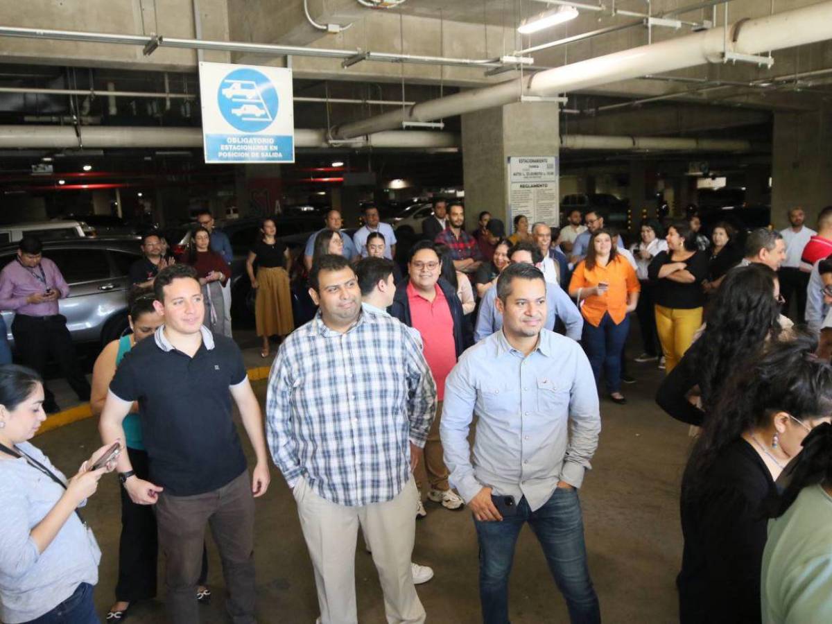 “No al cobro abusivo”: Empleados del CCG protestan por aumento en tarifa del parqueo