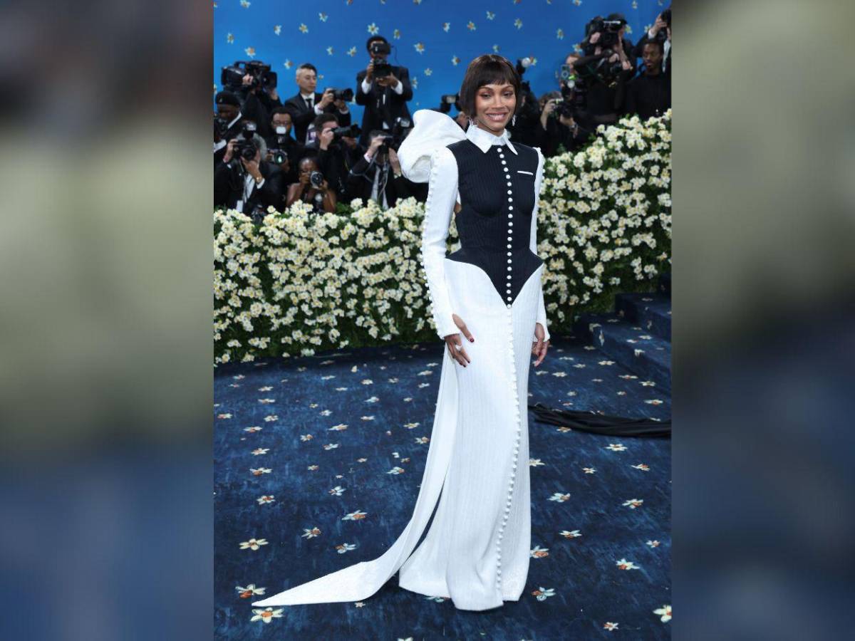 Zoe Saldaña impone estilo en la Met Gala 2025 con diseño bordado y nuevo look