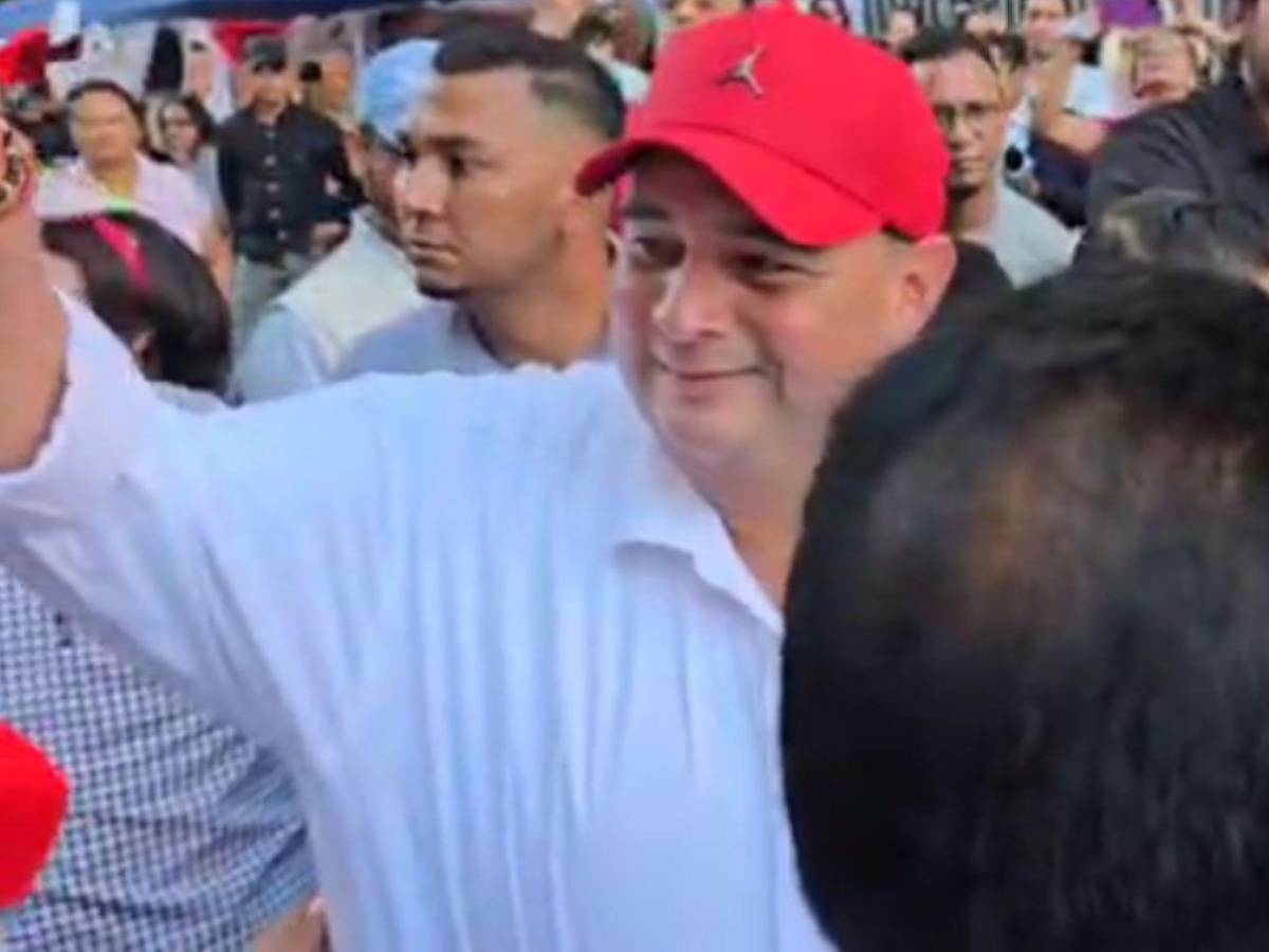 Jorge Aldana llega a ejercer el sufragio, pero aún no hay urnas en la Facultad de Medicina