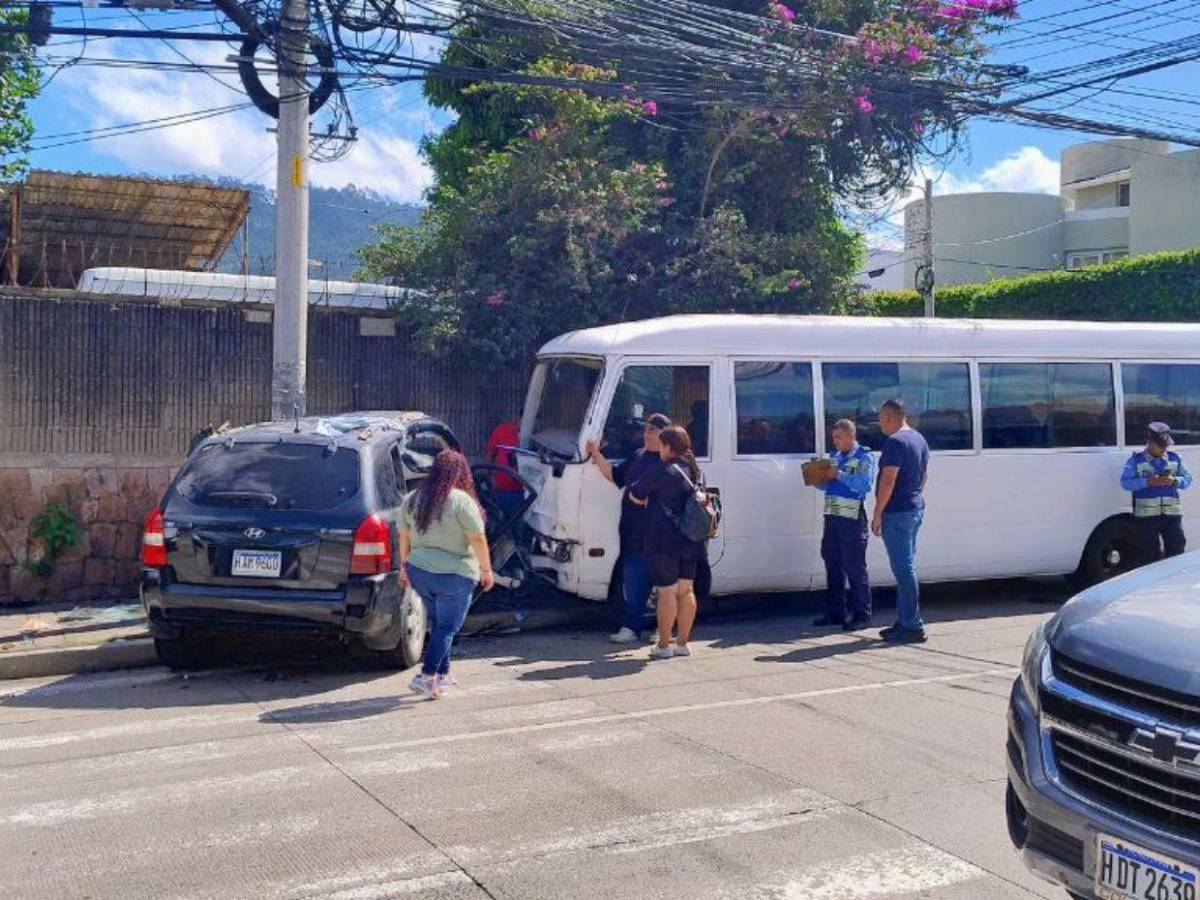 Accidente entre camioneta y rapidito deja heridos en bulevar Los Próceres de la capital