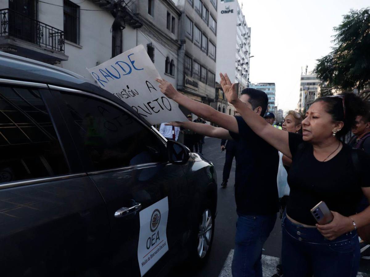 Retrasos, falta de material y ciudadanos sin sufragar: Perú extiende votaciones hasta el lunes