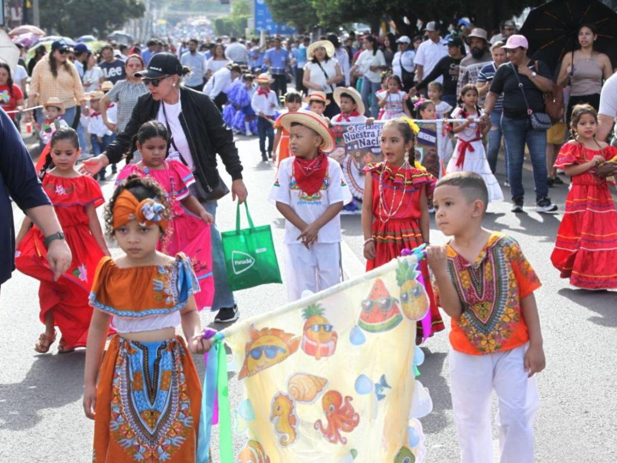 ¡Encantos! Los niños de prebásica se roban el show de los desfiles patrios en la capital