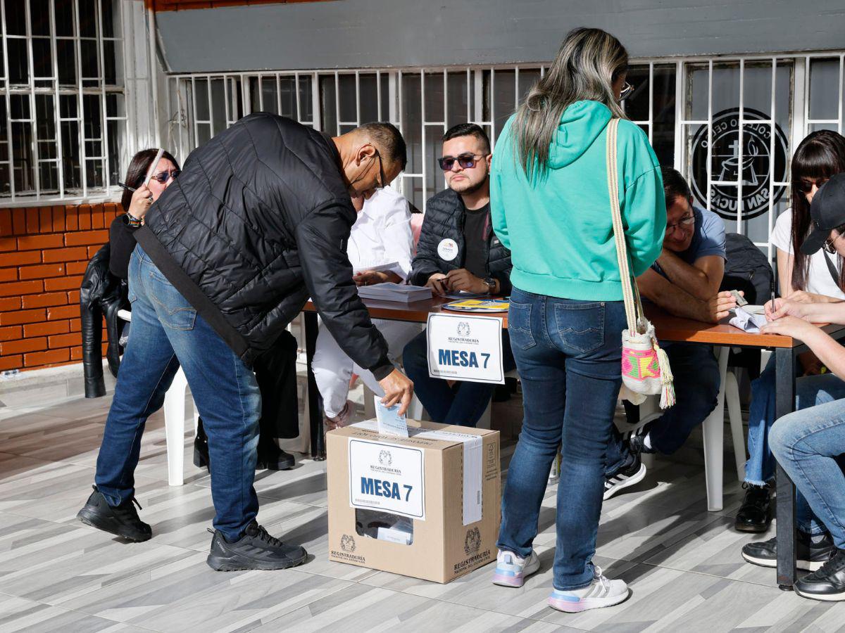 Petro vota por última vez como presidente de Colombia y asegura una transición “sin un segundo de más”
