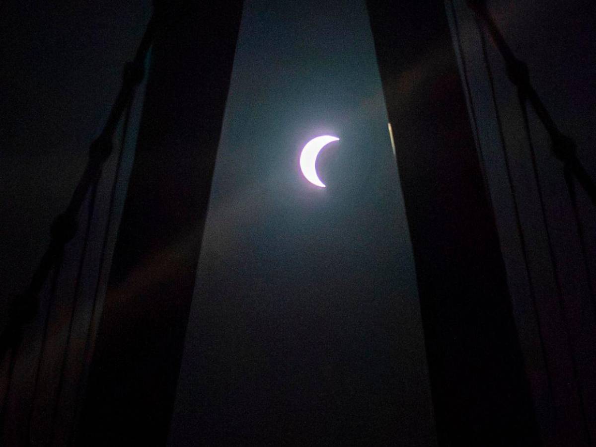 En fotos: el cielo de Portugal se oscurece y deja ver el espectáculo del eclipse solar