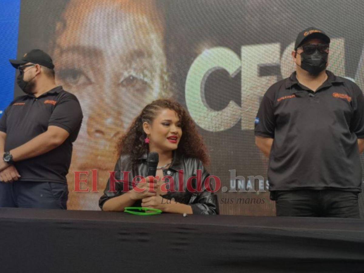 Cesia durante su conferencia en Tegucigalpa, rodeada de cientos de fans.