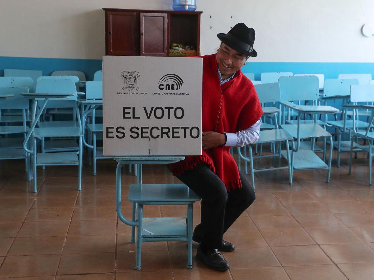 Elecciones en Ecuador: Noboa vota sin dar declaraciones y González denuncia “irregularidades”