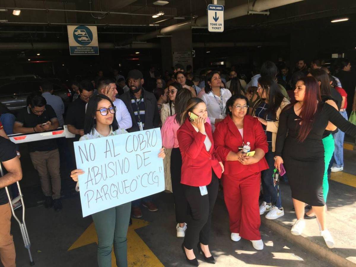 “No al cobro abusivo”: Empleados del CCG protestan por aumento en tarifa del parqueo