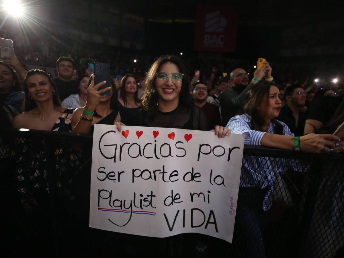 Las seguidoras del cantautor español le expresaron su admiración y afecto por medio de diversas pancartas.