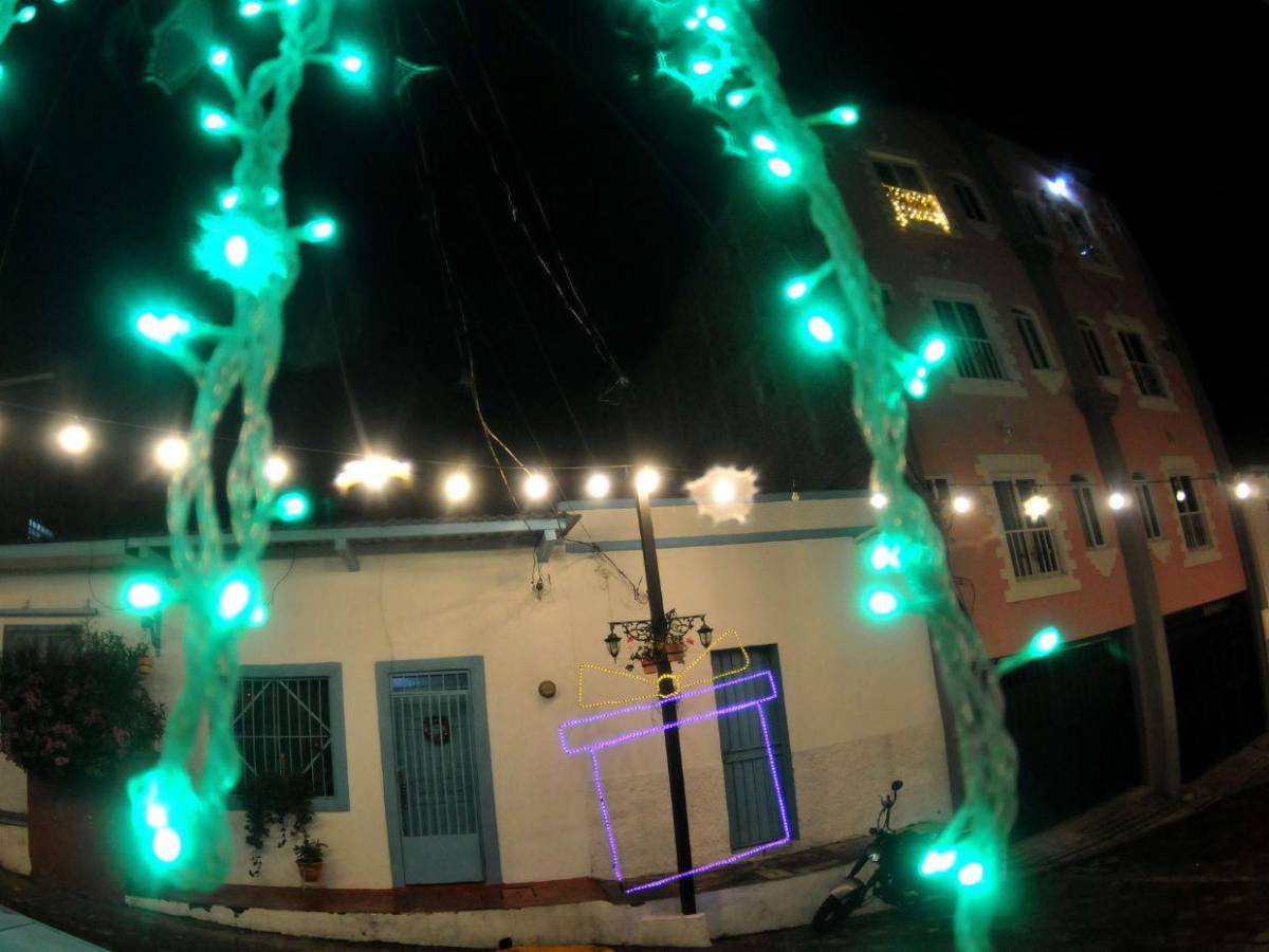 La capital viste sus noches de luces y alegría en la víspera de Navidad La capital viste sus noches de luces y alegría en la víspera de Navidad